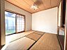 その他：・1階和室部分。陽光が差し込む和室は、落ち着いた時間を過ごす空間に。収納も備わり、機能性も兼ね備えています。