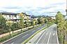 外観：ゆとりある道路に面し、開放感あふれる住環境。四季折々の自然を感じながら、快適な暮らしを始めませんか。