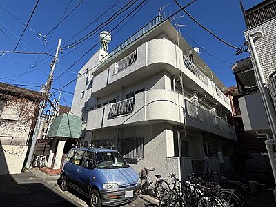 外観:現地(2026年6月)撮影低層地域に佇む低層マンション。住宅街に囲まれており、住環境良好です。 外観:現地(2026年6月)撮影低層地域に佇む低層マンション。住宅街に囲まれており、住環境良好です。