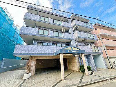 外観：ブルーのタイルが一面に施されているシンプルながらも洗練され、落ち着いたマンションです☆