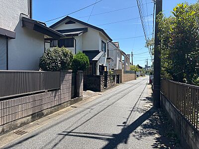 外観：閑静な住宅街に佇む、陽当たり良好な立地。日々の暮らしを快適に過ごせる落ち着いた住環境です。