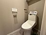 トイレ：清潔感のあるトイレは独立タイプで、快適にご利用いただけます。シンプルでお手入れのしやすい仕様です。