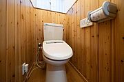 木目のアクセントが映えるトイレ