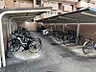 駐車場：屋根付きの駐輪場で、雨の日も自転車の保管に配慮できます。日々の移動をスムーズにする便利な設備です。