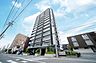 外観：空に映える現代的なデザインのマンション。都市の利便性と居住性を兼ね備えた住まいです。