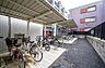 駐車場：屋根付き駐輪場を完備。雨の日も大切な自転車が濡れにくく、盗難対策にも配慮されています。