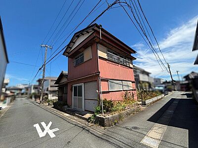 外観:青空が広がる現地写真。趣のある佇まいの住宅です。周辺は閑静な住宅街で、穏やかな暮らしが期待できます。 外観:青空が広がる現地写真。趣のある佇まいの住宅です。周辺は閑静な住宅街で、穏やかな暮らしが期待できます。