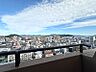 その他：バルコニーからの眺望は開放的。遠くには山々、手前には街並みが広がります。日々の暮らしに広がりを感じさせる景色です。