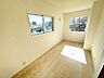 リビング/ダイニング：明るい光が差し込むお部屋で、心地よい暮らしを始めませんか。シンプルだからこそ、お好みの家具で自由にコーディネートを楽しめます。