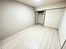 その他：明るい木目調の床と落ち着いた色合いの壁が、日々の生活に心地よさを演出する居室です。クローゼット付きで収納にも配慮しています。