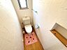 トイレ：採光窓があり、明るく清潔感のあるトイレです。飾り棚や収納スペースも備え、快適にお使いいただけます。