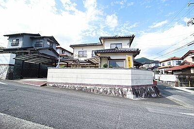 外観:閑静な住宅街に佇む一戸建て。カースペース付きで、複数台駐車も可能です。周辺は緑豊かで穏やかな住環境です。 外観:閑静な住宅街に佇む一戸建て。カースペース付きで、複数台駐車も可能です。周辺は緑豊かで穏やかな住環境です。
