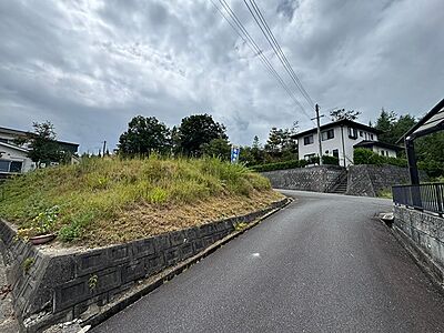 外観：閑静な住宅街の一角に広がる、緑豊かな土地。ゆったりとした時間が流れるこの場所で、理想の住まいを実現しませんか。