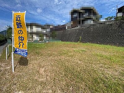 外観：陽光が降り注ぐ、開放感のある土地。お客様の理想を叶える住まいづくりにふさわしい場所です。