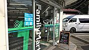 ファミリーマートウシオ逗子小坪店 徒歩14分。24時間いつでも利用できるコンビニが近くに。買い忘れや急な用事にもすぐ対応でき、暮らしの頼れるパートナーになってくれます。 1100m
