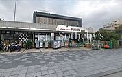 やまか鎌倉店 徒歩32分。食材から日用品まで揃うスーパーが身近に。急な買い足しやまとめ買いにも対応できる、家族の暮らしを支える大切な存在です。 2500m
