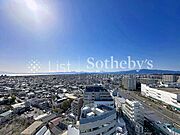 ◆居室からの眺望◆周囲には高い建物のないエリアだから、広く見渡せる。開放感を求めている方にはピッタリ！角住戸になり居室側からは海が見えます！