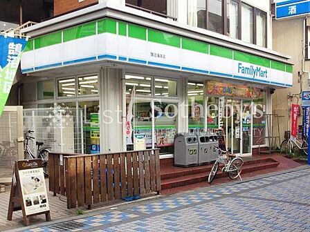ファミリーマート鵠沼海岸店 徒歩10分。日用品や軽食、ATMなど多機能なコンビニがすぐそばにあると、忙しい日常でもスムーズに用事が片付けられとても便利です。 800m