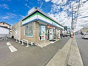 ファミリーマート平塚大縄店 徒歩9分。24時間いつでも利用できるコンビニが近くに。買い忘れや急な用事にもすぐ対応でき、暮らしの頼れるパートナーになってくれます。 650m