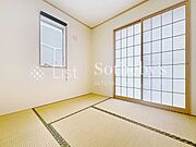 ◆和室◆温かみのある畳が魅力のモダンな和室があります！ちょっとしたくつろぎの時間に是非お使いください！来客の際は客間としてもご活用いただけてとても便利です！