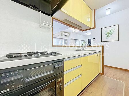 ◆キッチン◆3口コンロがつき調理スペースも確保されたシステムキッチン！同時調理が可能なため時短にもなりますし、品数も増やせるのでお料理好きの方に喜ばれます！