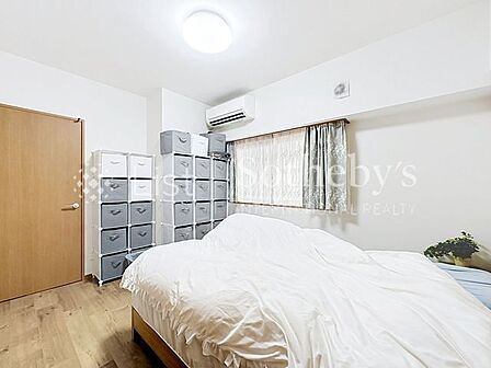 ◆居室◆白を基調とした室内で飽きのこないデザイン！お部屋がシンプルなのでお好きなインテリアを飾れます！収納スペースもありますのでお部屋が片付き綺麗に使えます！