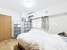 室内：◆居室◆白を基調とした室内で飽きのこないデザイン！お部屋がシンプルなのでお好きなインテリアを飾れます！収納スペースもありますのでお部屋が片付き綺麗に使えます！