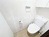 トイレ：◆トイレ◆スタイリッシュな清潔感のあるシャワー付きトイレ仕様になります！収納棚もしっかりあるのでトイレットペーパーも切らさず収納しておく事ができます！