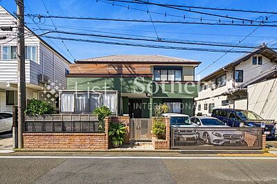 外観：◆外観◆駐車場はオーバードア付きで並列2台駐車可能。（車種による）多機能なガーデンルームの増築履歴あり！南東向きLDKは広々した空間で窓も多く陽当り・通風良好です！