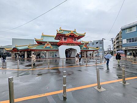 徒歩4分。片瀬江ノ島駅 350m