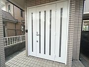 【リフォーム後写真】玄関ポーチです。ドアの塗装・鍵交換を交換しました。
