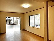 1階洋室1です。床はフローリングを貼り、天井と壁クロスの張替を行いました。クローゼットも設置いたしました。寝室にいかがでしょうか。