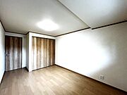 1階洋室2です。床はフローリングを貼り、天井と壁クロスの張替を行いました。クローゼットも設置いたしました。お子様のお部屋にいかがでしょうか。