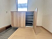 【リフォーム後写真】玄関には、新品のシューズボックスを設置しております。シューズボックスの後部には窓がありますので、明るい玄関でお客様をお迎えできますね。
