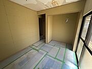 【リフォーム中写真　5/11撮影】2階洋室です。リフォームにて二部屋に分ける工事を行います。床はフローリングを貼り、天井と壁クロスの貼り替えを行います。照明交換も行います。お子様のお部屋にいかがでし…