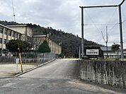 三次市立吉舎中学校まで約900ｍ（徒歩12分）毎日の登下校もお友達と一緒なら楽しいですね。