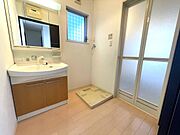 使い勝手の良い鏡裏収納付３面鏡型の独立洗面化粧台