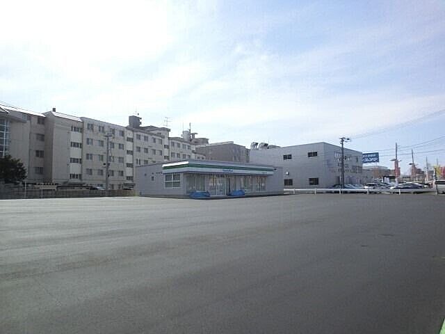  ファミリーマート札幌大谷地西1丁目店 533m