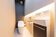 【施工事例｜トイレ】■プライベート空間を安らぎの空間に。トイレはご家族みんなのプライベート空間であり、そのプライベート空間が居心地のいい空間であれば、そのお家に住む方々の生活を豊かにします■