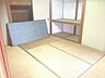 和室：不意のお客様をリビングにお通しする場合などに普段置いている荷物を移動させるためにもリビング横の和室スペースは便利。段差の少ない和室は一時的な避難場所として、サッと荷物を移動できるのもメリットです。