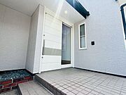 セキュリティばっちりの玄関ドアとガラス窓から光が差す明るい玄関です♪
