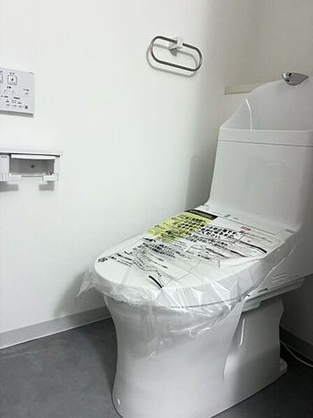 白基調のトイレにグレーの床で清潔感があります♪