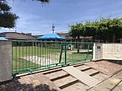 黒田北保育園　徒歩約5分（約397ｍ）●子どもたちの元気な声が響きわたる、広々とした芝生の園庭。花壇では、季節の花や野菜を育て、成長や収穫を楽しめます。