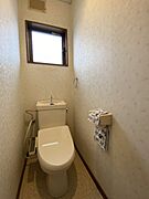 トイレは各階ございますので便利ですね♪小窓つきで換気が可能です。