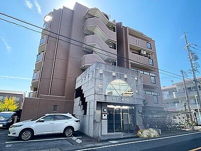 外観：6階建てのマンション、最上階のお部屋です♪日当たり、眺望良好！最寄り駅まで徒歩約10分の好立地です♪