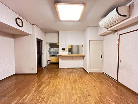 広々としたリビング!暖かみのあるフローリングで家族団らん居心地の良い時間をお過ごしください!