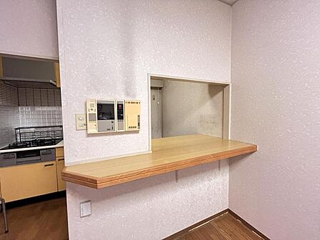 キッチンから繋がっているためダイニングにいる家族と会話を楽しめます。カウンター付きなので小物も置けて便利!