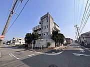 角地なため開放感のある陽当たり良好なお土地になります。古家ありの現況渡しになります。