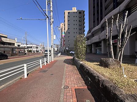 周辺は歩道があるため安全です。現地案内もお気軽にご予約ください!お問合せお待ちしております♪