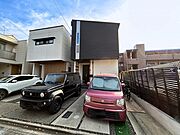 敷地内には駐車スペース2台分を確保しており、ご夫婦での車利用や来客時も安心です！